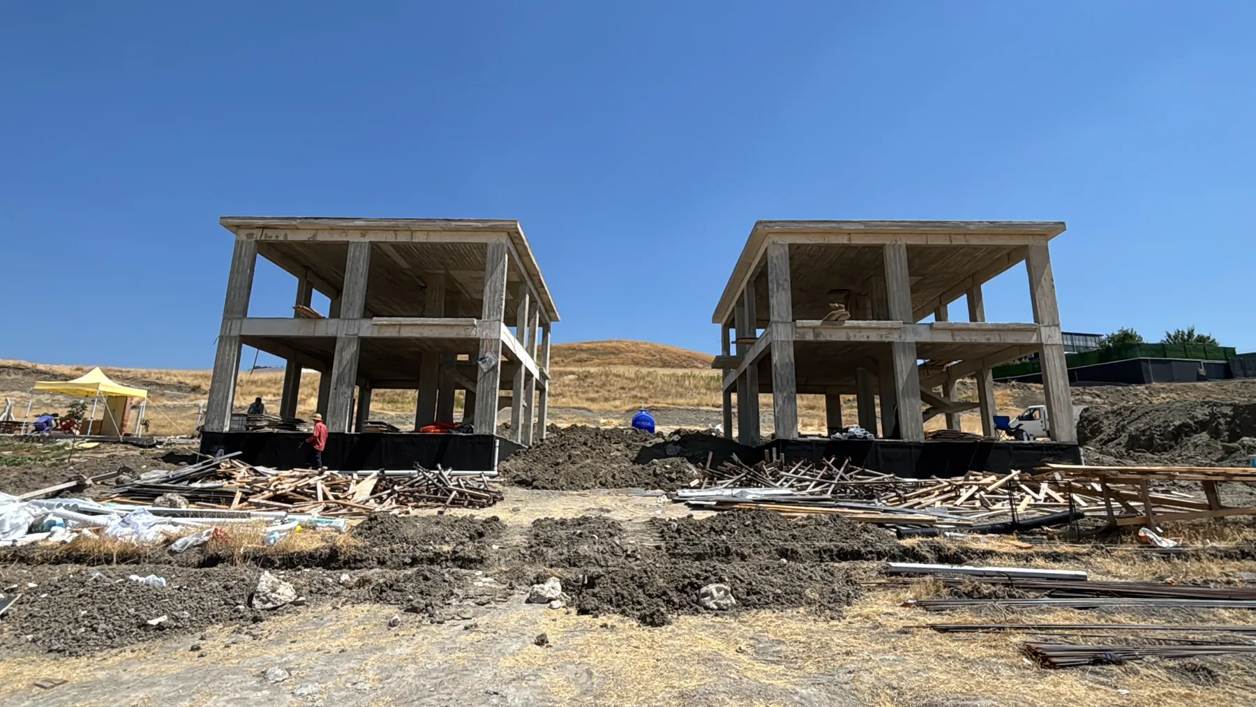 Kolon ve döşemeleri tamamlanmış iki katlı iki betonarme karkas
