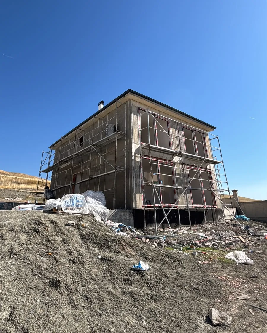 Çatısı kapanmış, doğramaları takılı ve iskele kurulu villa