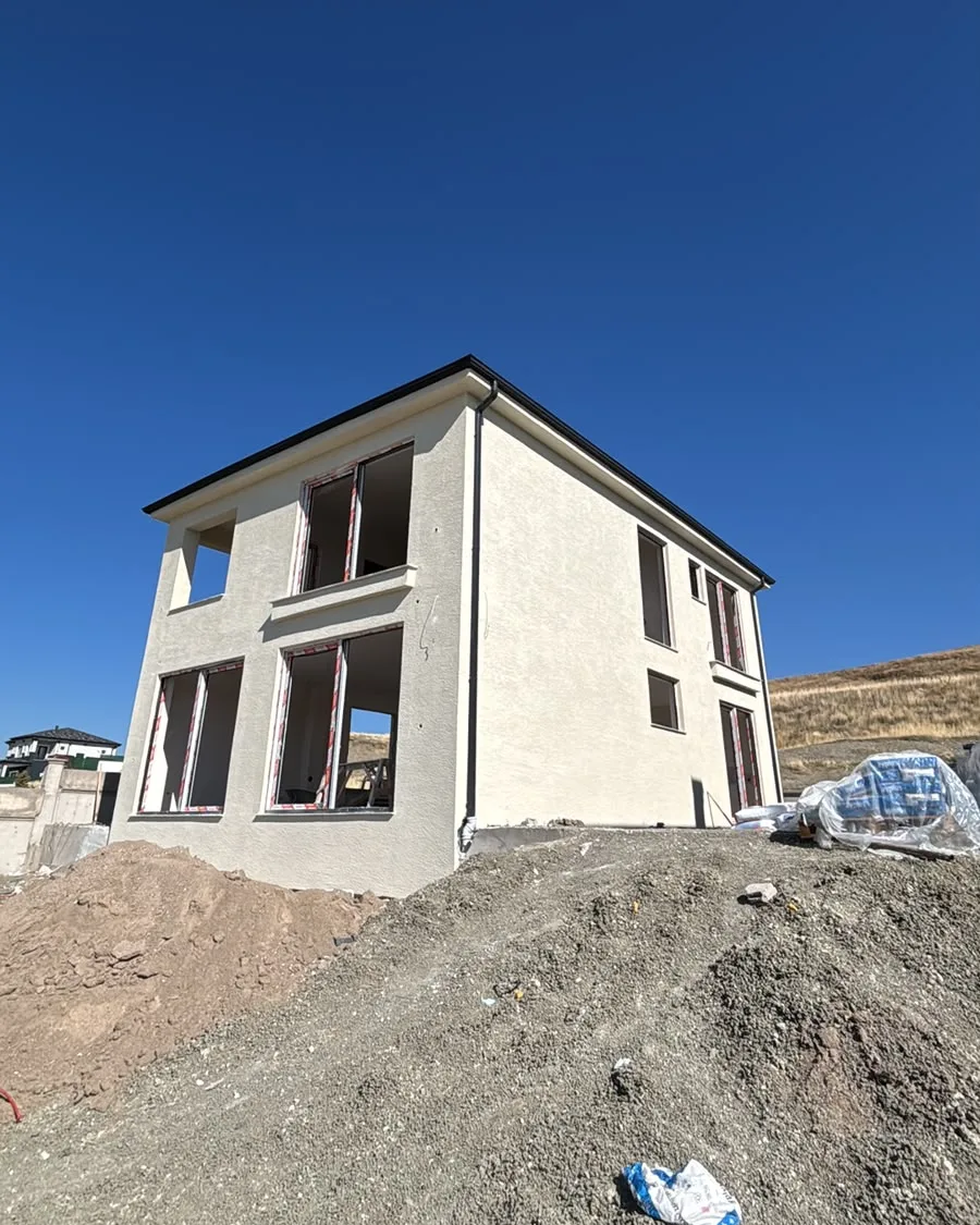 İskelesi sökülmüş, cephesi tamamlanmış iki katlı villa