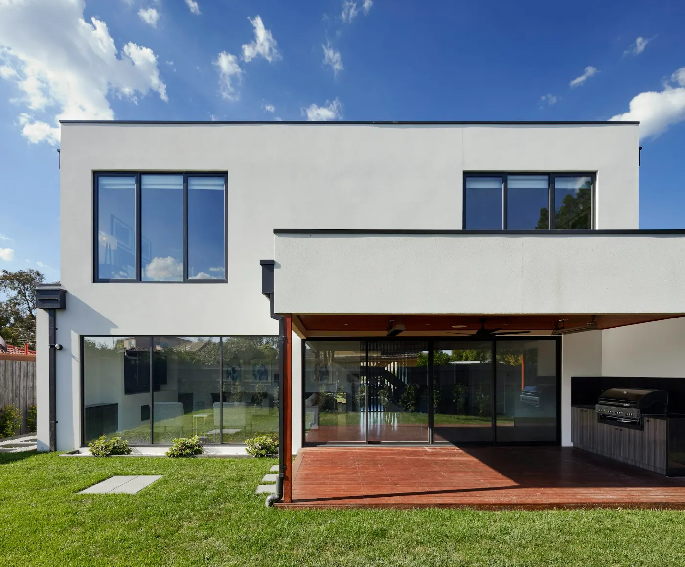 Beyaz cepheli, geniş terasa açılan iki katlı modern konut